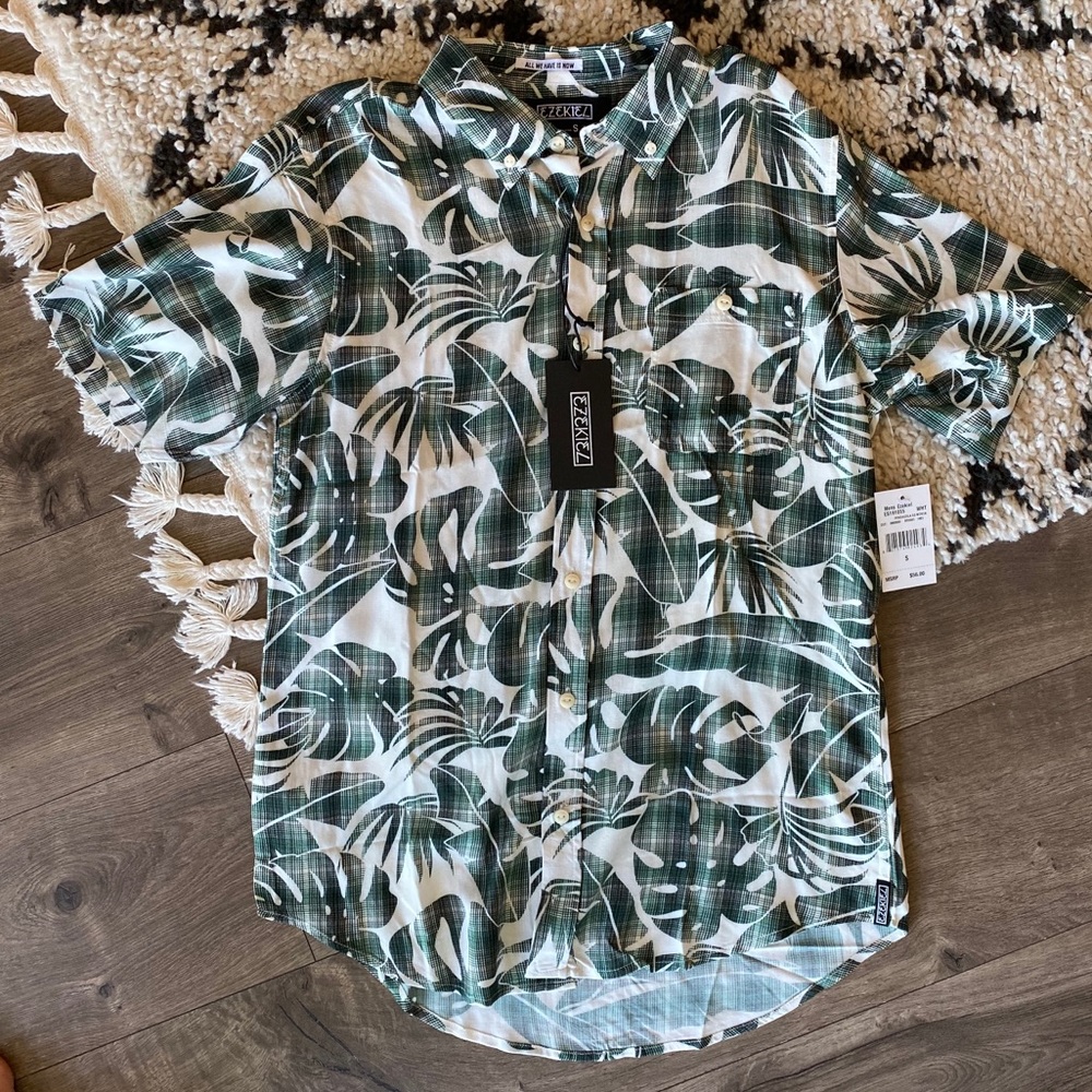 NWT Ezekiel Palm Shirt